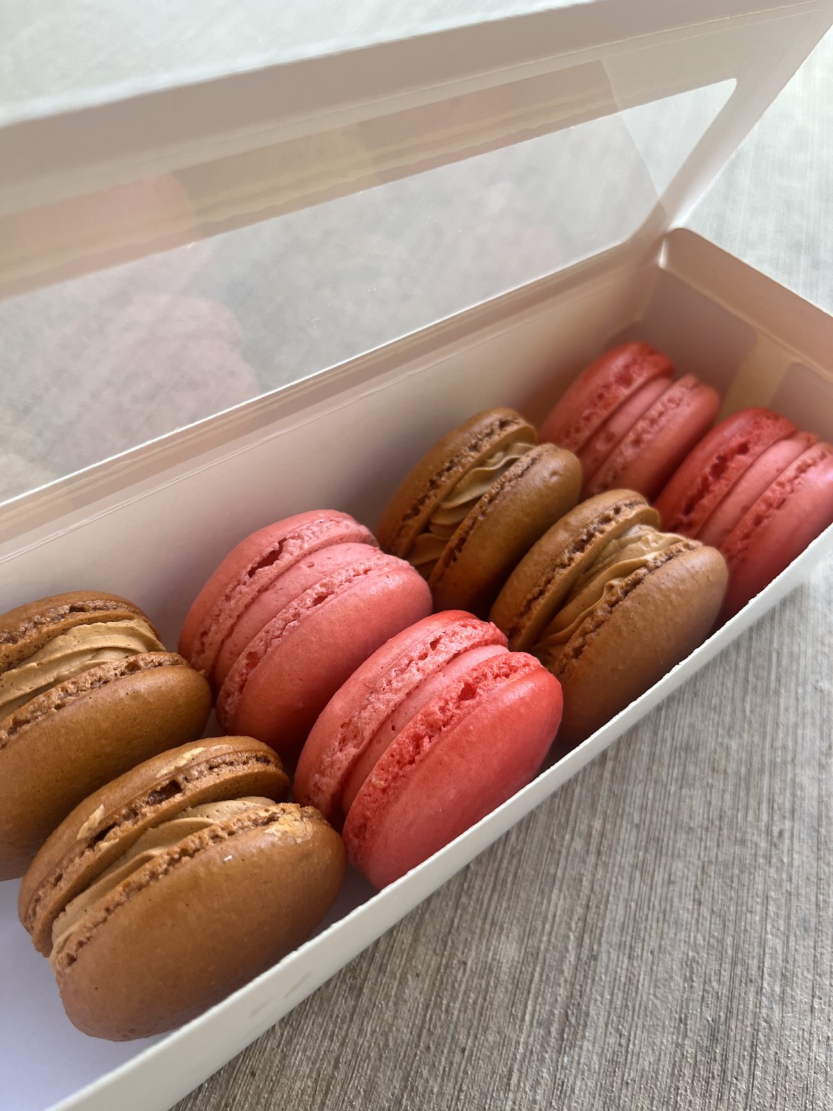 Individual macaron favor box
